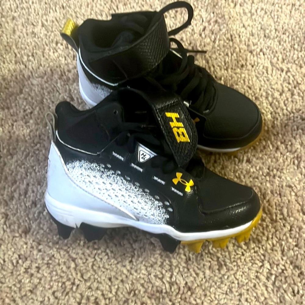 Kids sports cleats